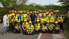 Students learned trimming techniques and plant identification from Dr Wang and Dr Jing in Wutongshan, Shenzhen.